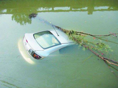 車被淹如何開車門.jpg