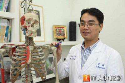 骨科醫師翁佩韋表示，五十肩的治療一般消炎止痛藥物可以減少患部疼痛。（攝影／黃志文）