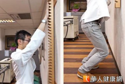 五十肩復健第一招／爬牆伸展運動。（攝影／黃志文）