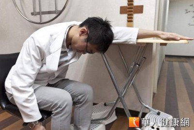 五十肩復健第三招／坐姿延伸運動。（攝影／黃志文）