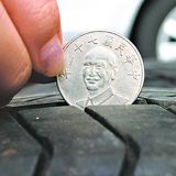 將10元硬幣放入胎紋內，若平視看得到人像衣領下緣，就代表輪胎該換了。