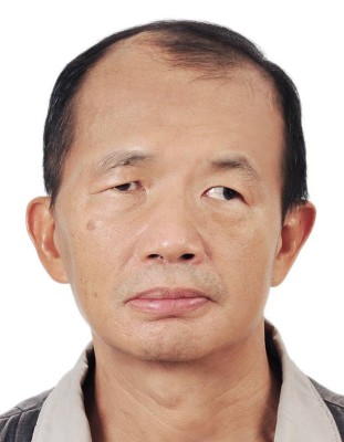 於 2025 換新護照時拍攝。